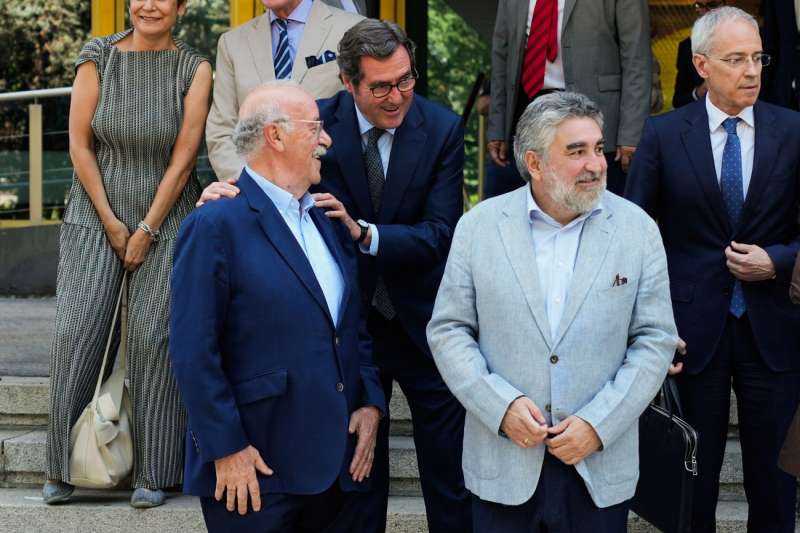 El presidente del Consejo Superior de Deportes, José Manuel Rodríguez Uribes (d), el ex seleccionador español Vicente del Bosque (i) y el presidente de la principal organización patronal española, CEOE, Antonio Garamendi (c), posan este martes en la primera reunión de la Comisión Interministerial para la preparación y organización del Mundial de fútbol de 2030. EFE/ Borja Sanchez-Trillo
