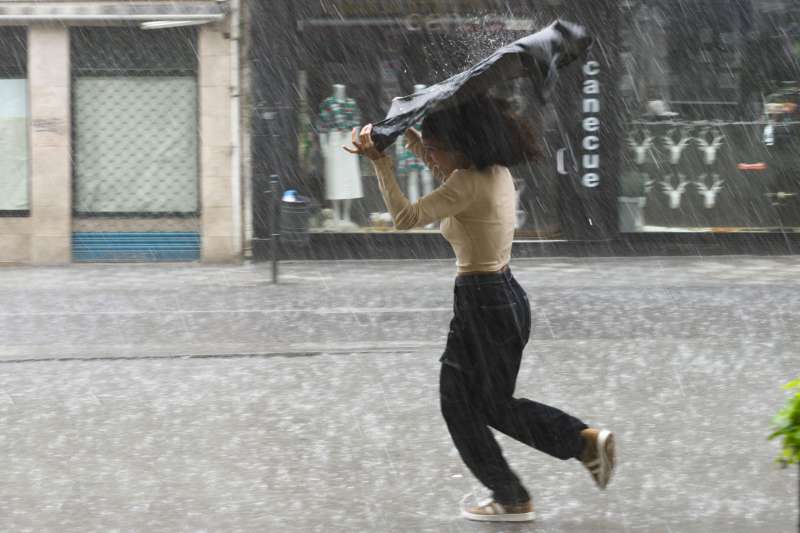 Fuertes chaparrones por lluvias y tormentas. EFE/ Álvaro Del Olmo/Archivo
