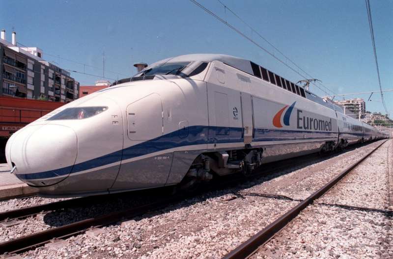Un tren de alta velocidad, Euromed, que une las ciudades de Barcelona y Valencia en una imagen de archivo. EFE/ Toni Garriga/Archivo
