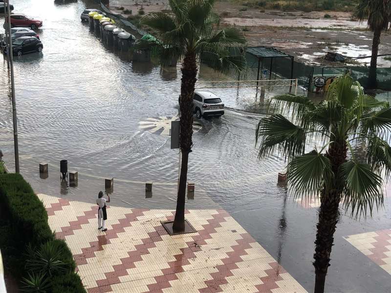 Una calle anegada este sábado en Sagunt. /EPDA