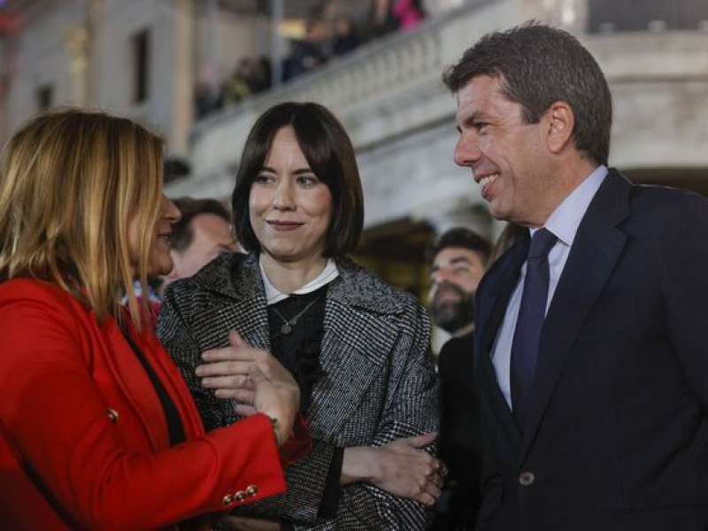 El presidente de la Generalitat, Carlos Mazón, conversa con la ministra de Ciencia y líder del PSPV, Diana Morant, y la delegada del Gobierno. EFE/Biel Aliño