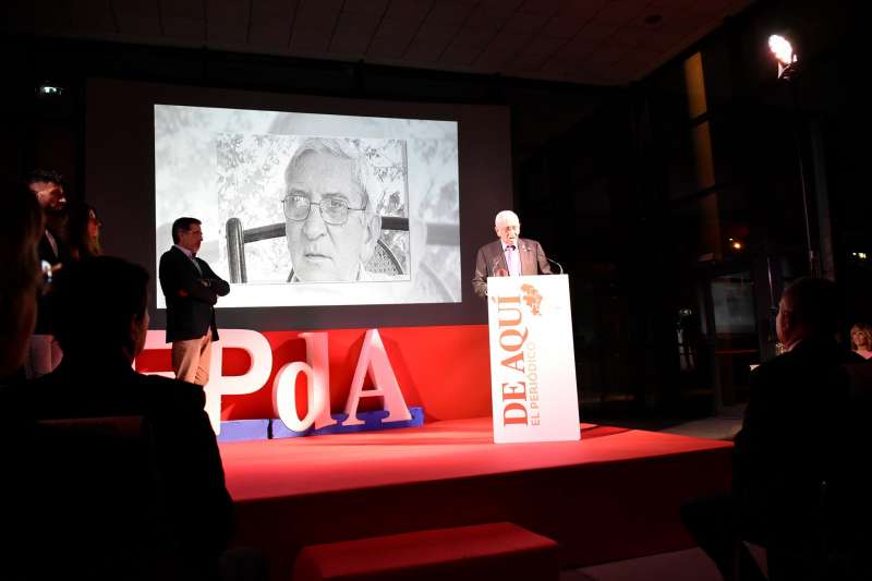 Foto de la entrega a Vicente Vayà del Premio El Periódico de Aquí Camp de Morvedre a Toda una vida. /EPDA