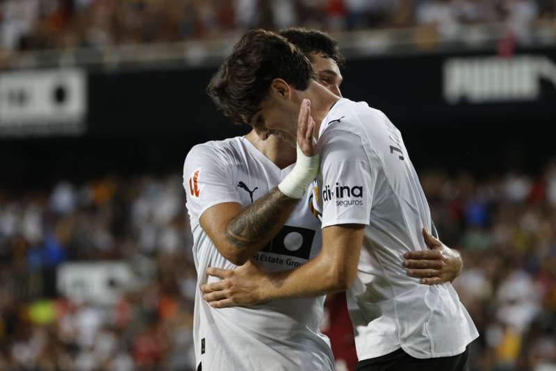 El centrocampista del Valencia Javi Guerra celebra su gol. EFE/ Archivo
