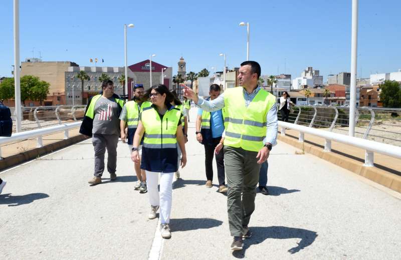 MompÃ³, presidente de la DiputaciÃ³n de Valencia en una de sus vistas a las zonas afectadas por la dana. / EPDA